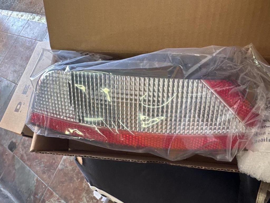 Piloto trasero derecho - Ford Focus II Hatchback (1.6 Duratec 16V (100 cv) MT) (2008)