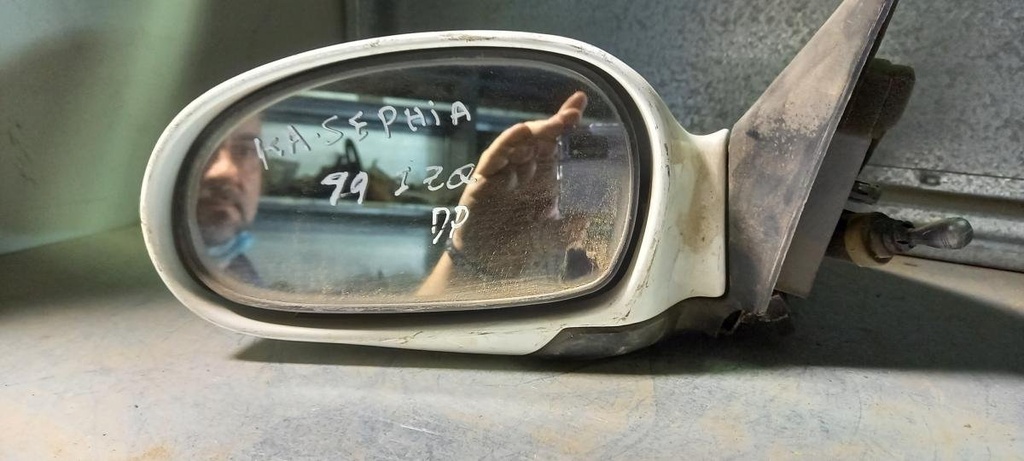 Retrovisor izquierdo - Kia Sephia II (1.5 i (80 cv)) (1999)