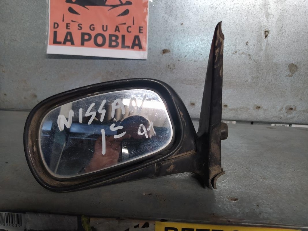 Retrovisor izquierdo - Nissan Primera (P10) (2.0 16V 4x4 (115 cv)) (1991)