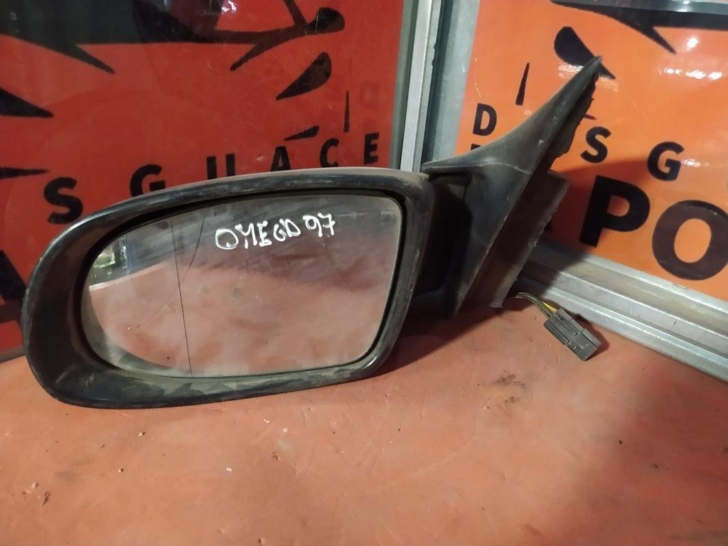 Retrovisor izquierdo - Opel Omega B (2.0i 16V (136 cv)) (1997)