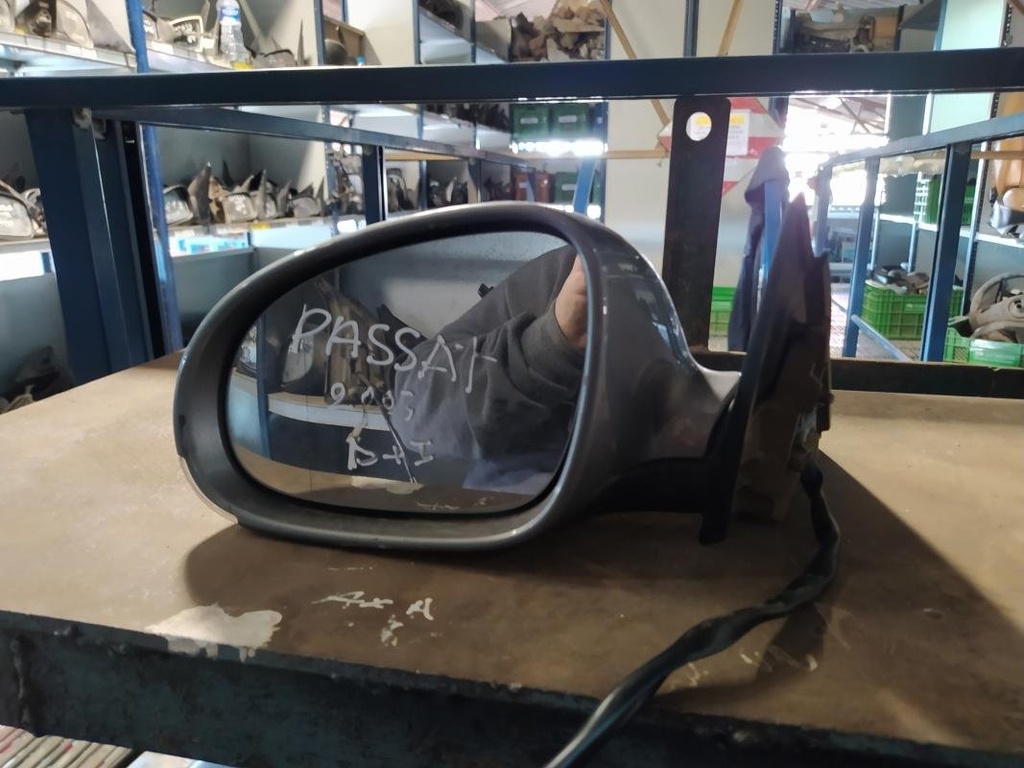 Retrovisor izquierdo - Volkswagen Passat (B5) (1.8 20V (125 cv) Automatico) (2003)