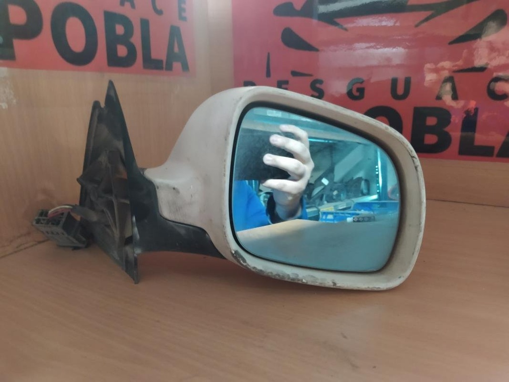 Retrovisor derecho - Audi A4 (B5) (1.8 20V (125 cv) Automatico) (1997)