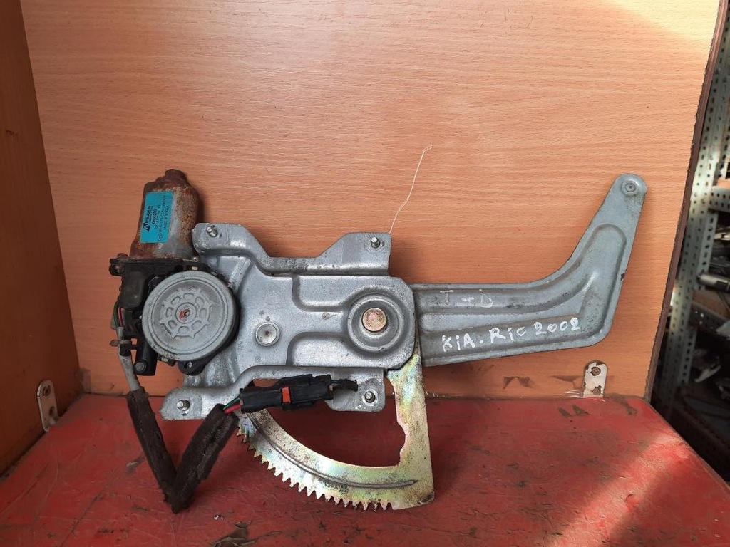 Elevalunas trasero derecho - Kia Rio I Hatchback (DC) (1.3 i (75 cv)) (2002)