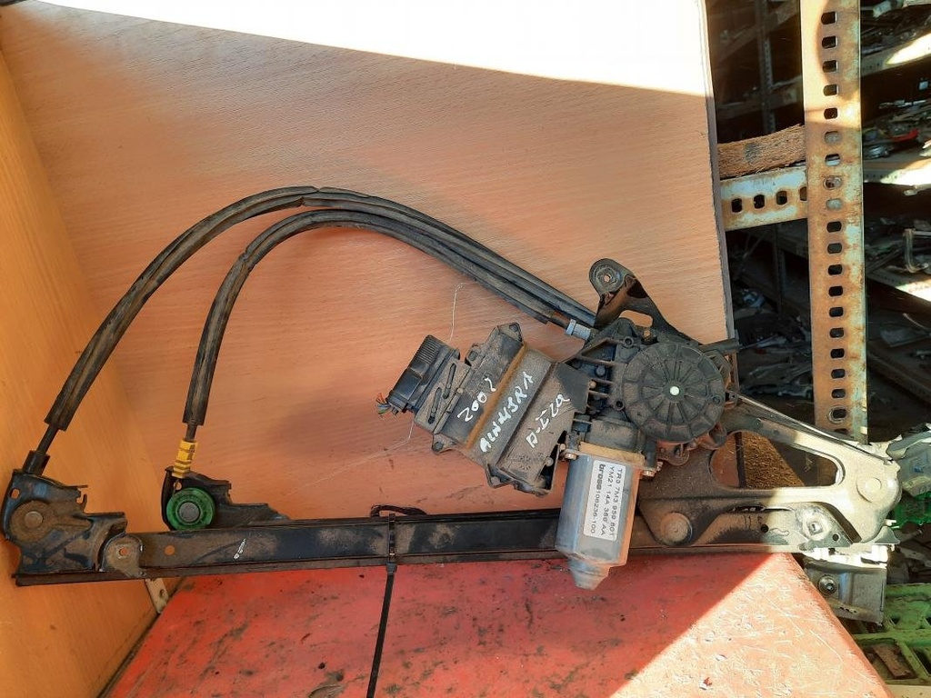 Elevalunas delantero izquierdo - Nissan Almera II Hatchback (N16) (1.8 (114 cv)) (2002)