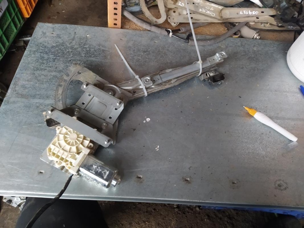 Elevalunas delantero izquierdo - Honda Civic Hatchback VI (1.4i S (90 cv))