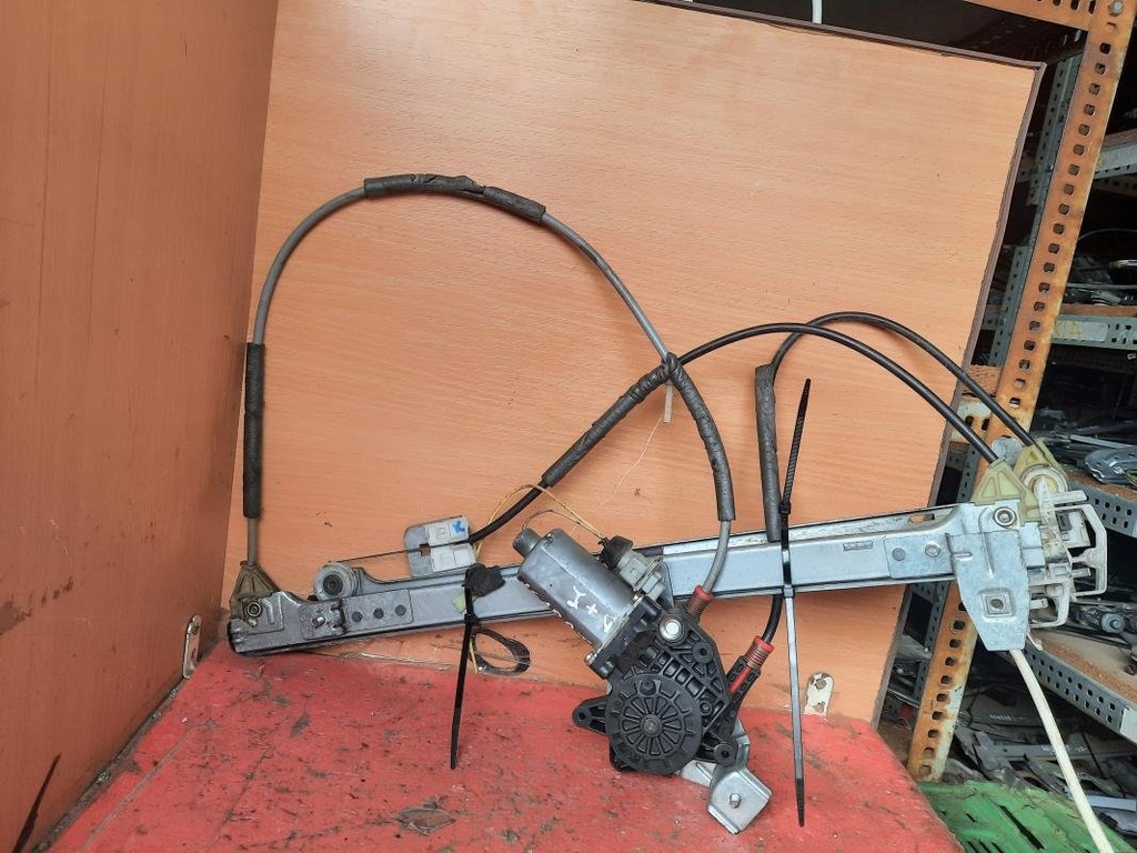 Elevalunas delantero izquierdo - Citroen Xsara (N1) (1.6 i 16V (109 cv))