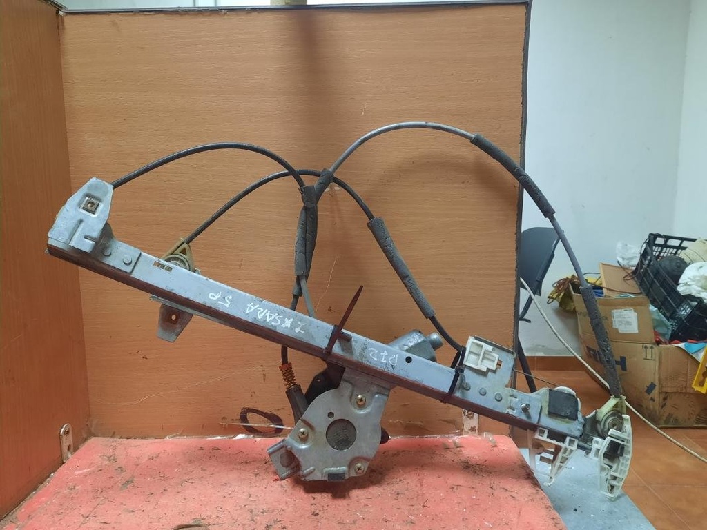 Elevalunas delantero izquierdo - Citroen Xsara (N1) (1.6 i 16V (109 cv))