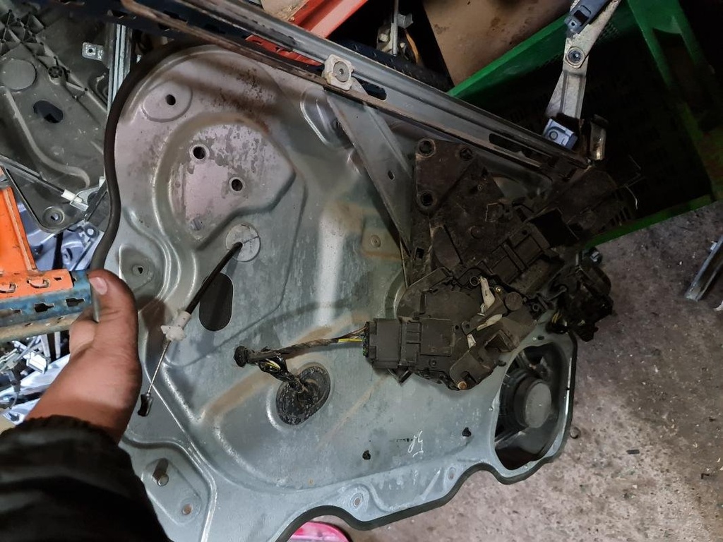 Elevalunas delantero derecho - Ford Focus Hatchback I (1.6 i Duratec 8V (98 cv)) (2005)