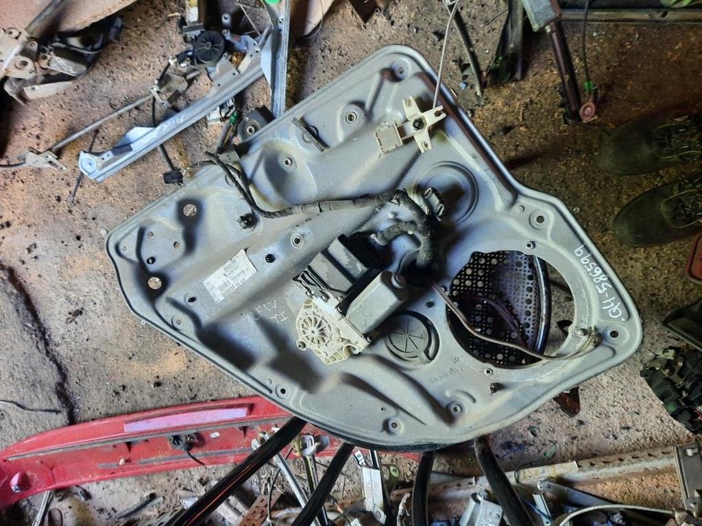Elevalunas trasero izquierdo - Volkswagen Golf IV (1J1) (1.6 16V (105 cv))