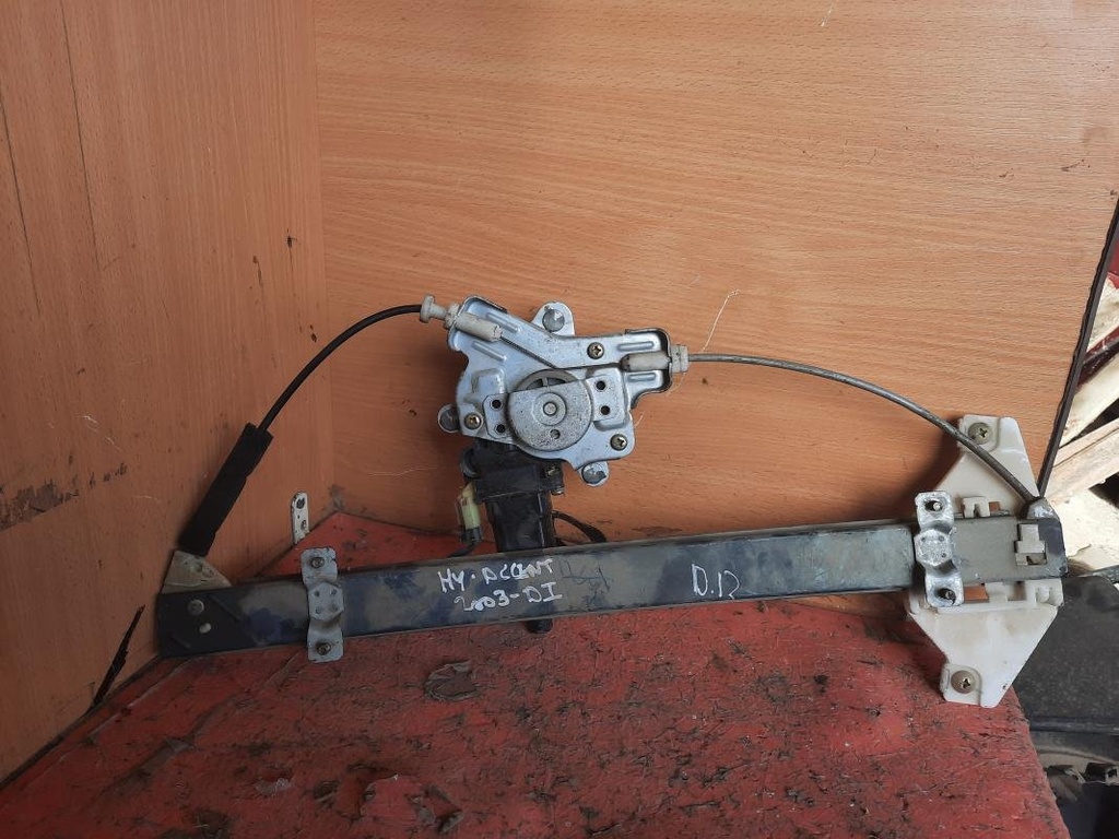 Elevalunas delantero izquierdo - Hyundai Accent II (1.3 i 12V (86 cv)) (2003)