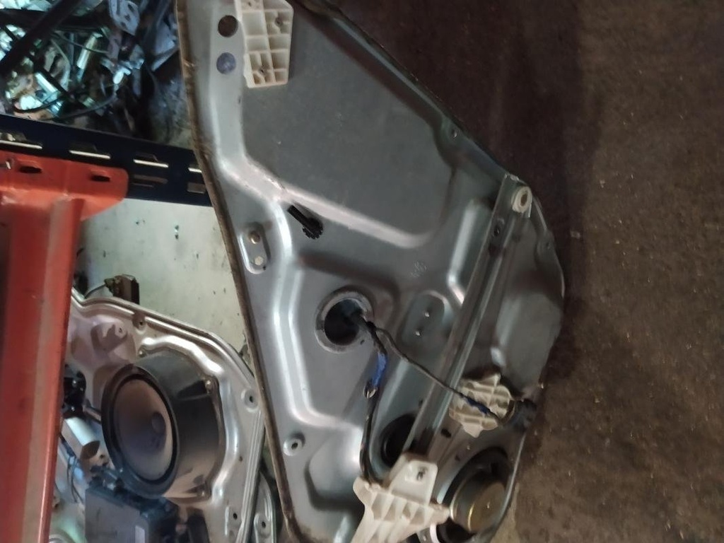 Elevalunas trasero izquierdo - Hyundai Sonata III (Y3) (1.8 (98 cv)) (2005)