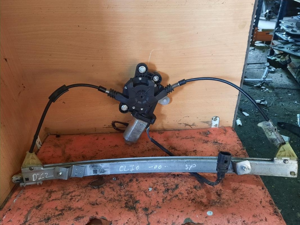 Elevalunas delantero izquierdo - Renault Clio II (1.2 (BB0A, CB0A) (60 cv)) (2000)