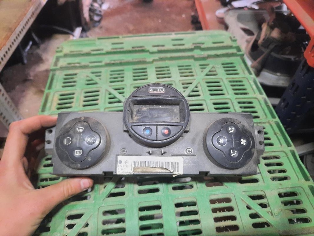 Mando calefaccion / A/A - Renault Megane II (1.5 dCi (101 cv) Automatico) (2005)