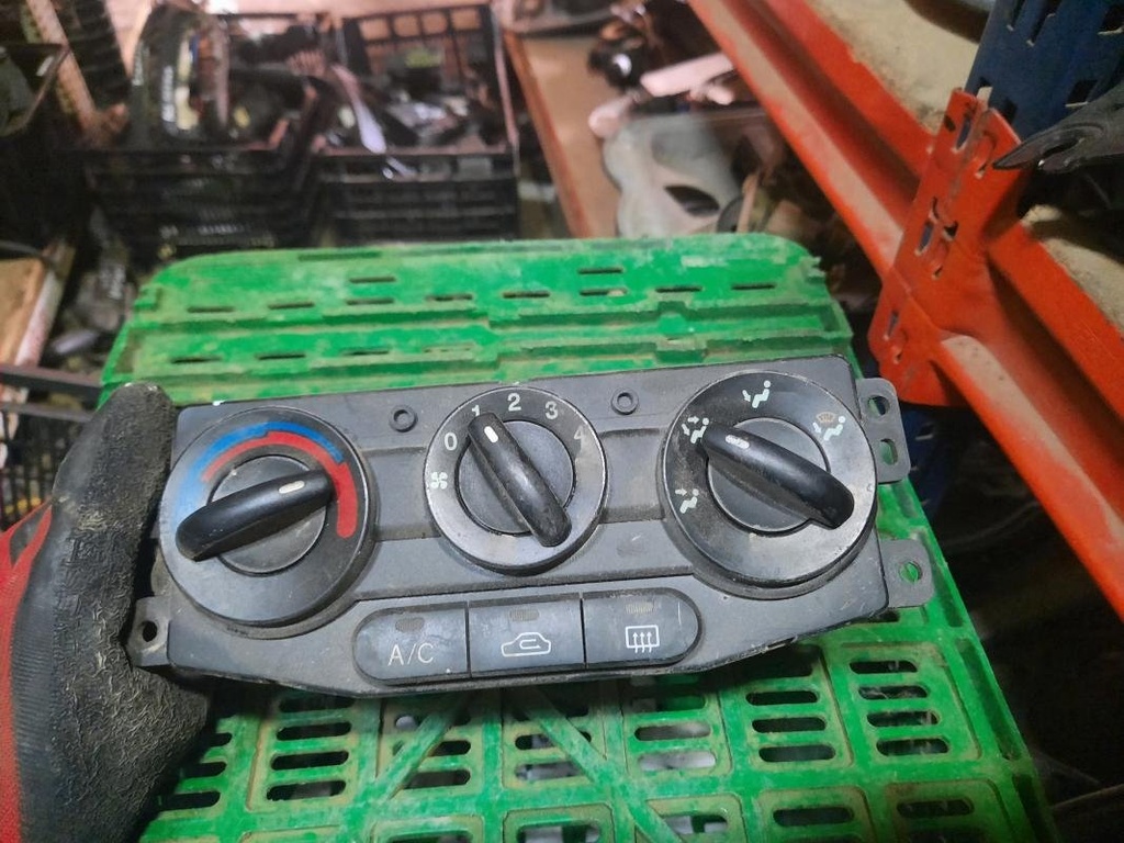 Mando calefaccion / A/A - Kia Rio I Hatchback (DC, Versión 2002) (1.3 i (82 cv)) (2003)
