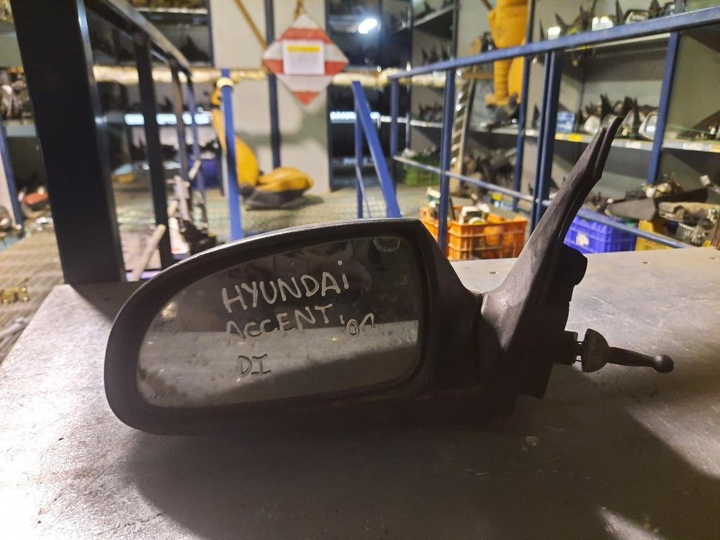 Retrovisor izquierdo - Hyundai Accent II (1.3 i 12V (86 cv)) (2001)