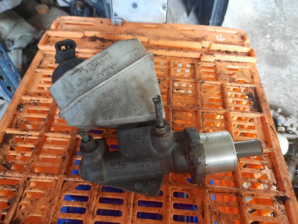 Bomba de freno - Renault Clio II (1.2 i 16V (75 cv)) (2001)