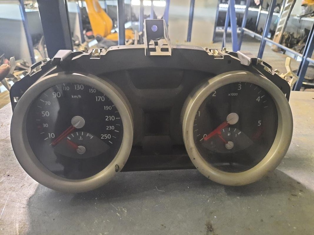 Cuenta kilometros - Renault Megane II (1.5 dCi (103 cv)) (2005)