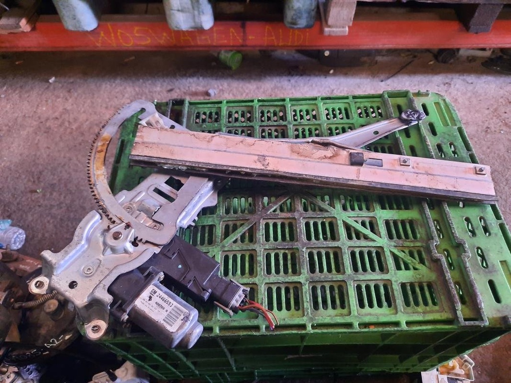 Elevalunas delantero izquierdo - Opel Corsa C (1.0 12V (58 cv))