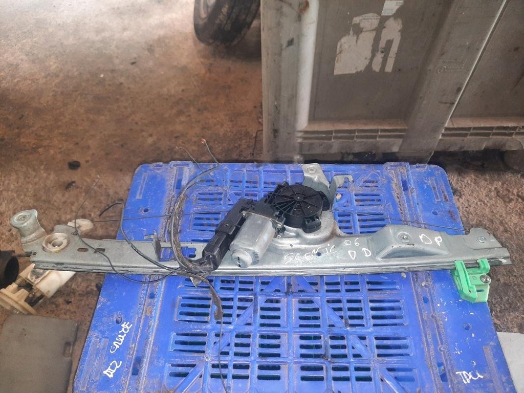 Elevalunas delantero derecho - Renault Scenic II (1.5 dCi (80 cv)) (2006)