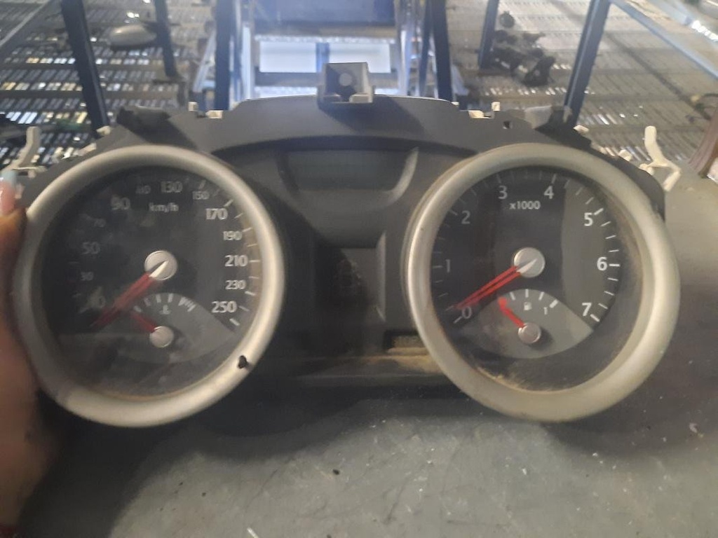 Cuenta kilometros - Renault Megane II (1.4 16V (98 cv)) (2005)