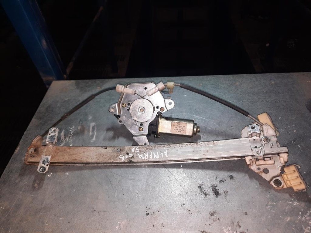 Elevalunas delantero derecho - Nissan Almera I (N15) (1.4 (87 cv))