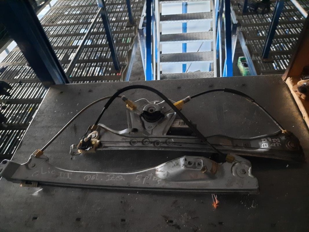 Elevalunas delantero izquierdo - Renault Clio III (1.2i 16V (65 cv))