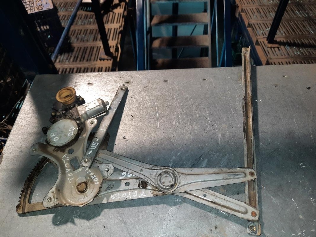 Elevalunas delantero derecho - Toyota Corolla Verso III (1.6 16V (132 cv))