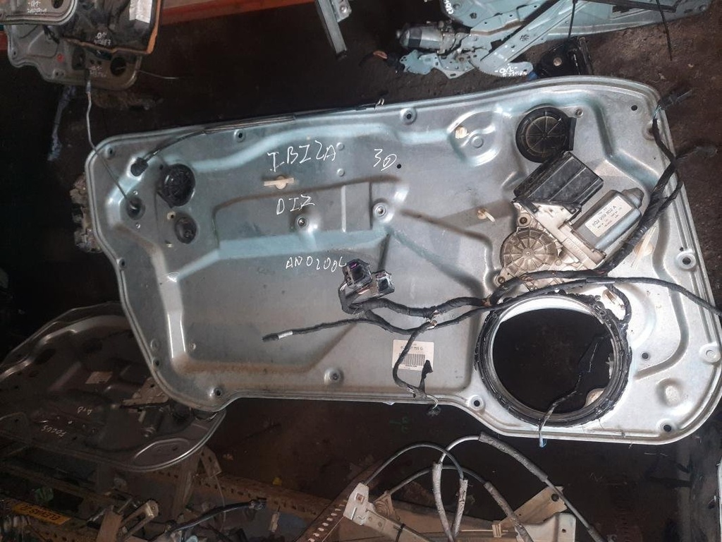 Elevalunas delantero izquierdo - Seat Ibiza III (1.4 16V (75 cv) Automatico) (2004)