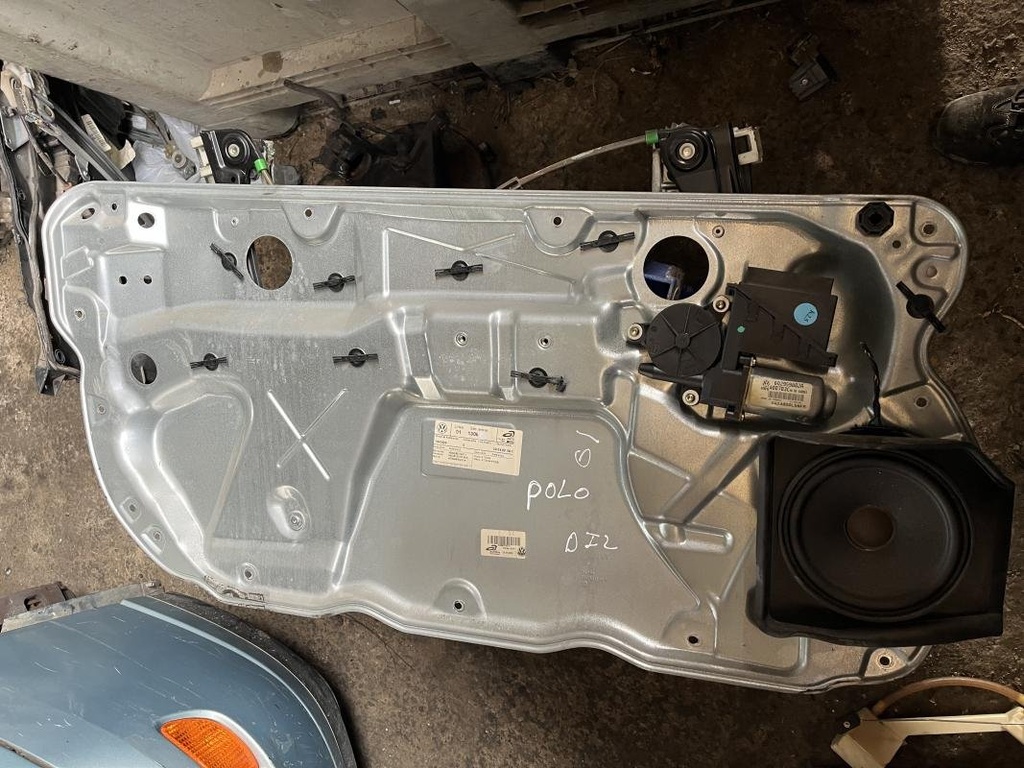 Elevalunas delantero izquierdo - Volkswagen Polo IV (9N) (1.4 16V (75 cv) Automatico) (2001)