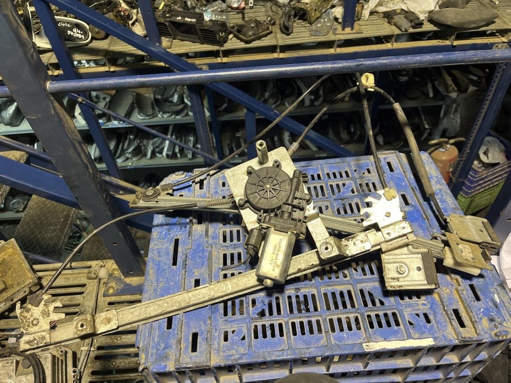 Elevalunas delantero izquierdo - Volkswagen Polo III (6N/6KV) (1.3 (55 cv))