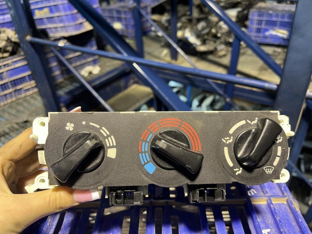 Mando calefaccion / A/A - Nissan Primera (P11) (2.0 16V (130 cv)) (2000)