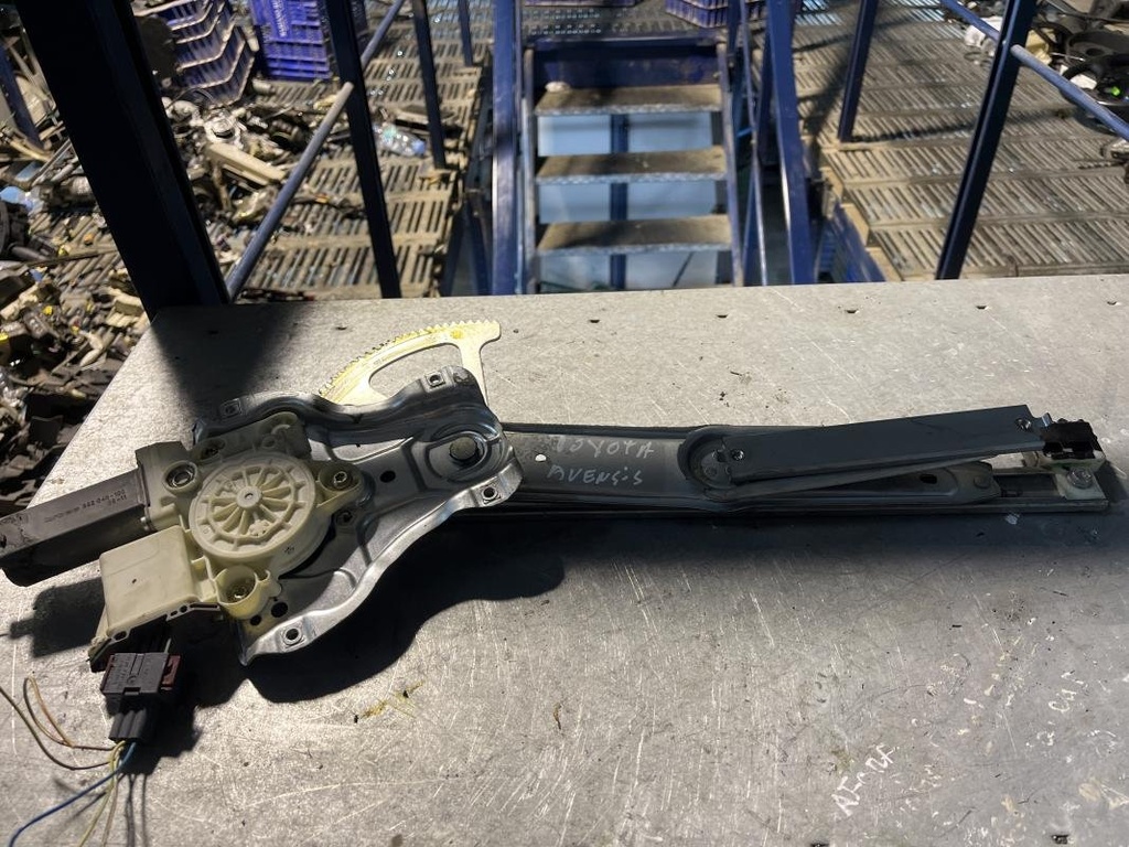 Elevalunas delantero derecho - Toyota Avensis II (1.8 VVT-i (129 cv) Automatico)