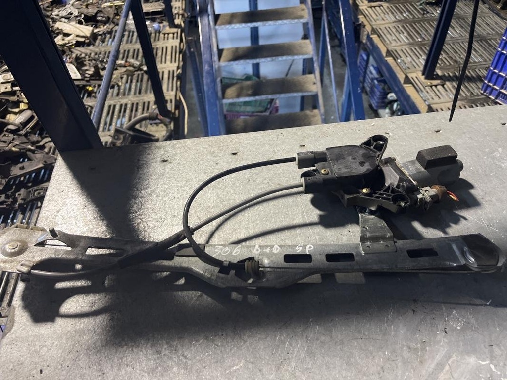 Elevalunas delantero derecho - Peugeot 306 (7B) (1.9 D (69 cv))