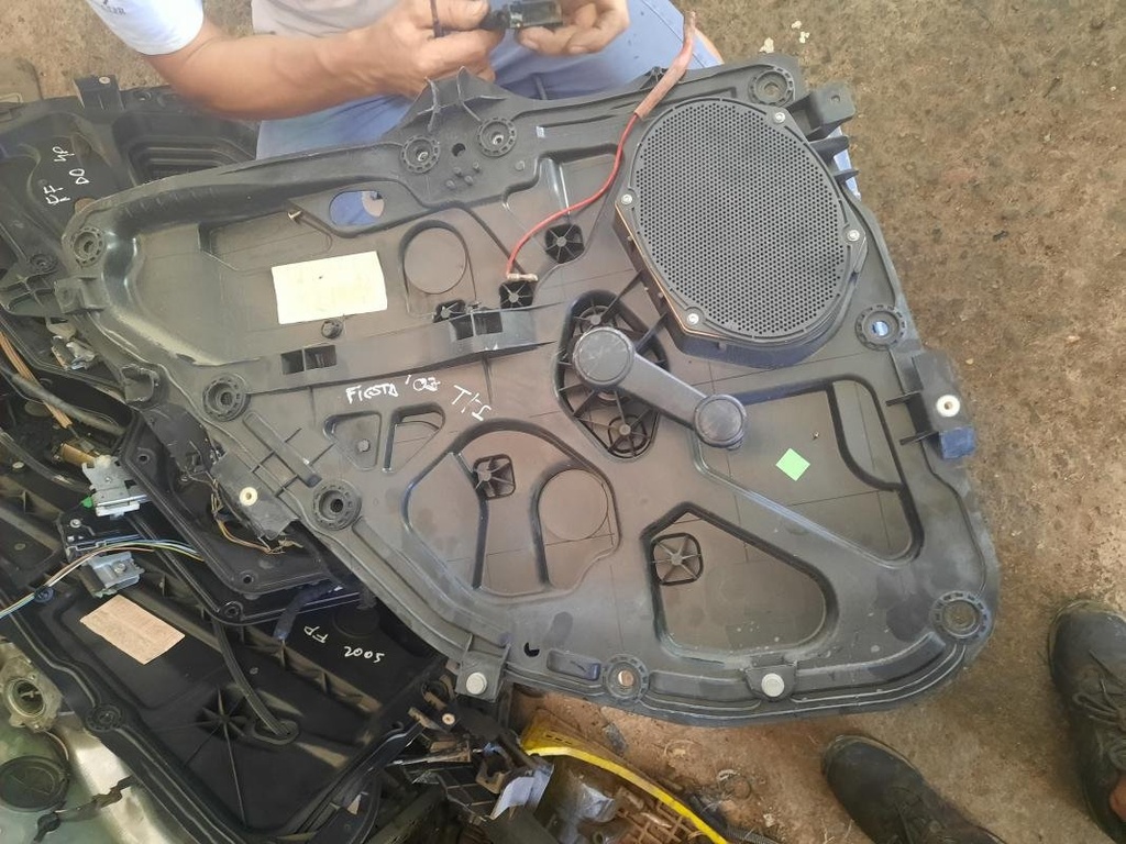 Elevalunas trasero izquierdo - Ford Fiesta VI (1.3 (68 cv)) (2003)