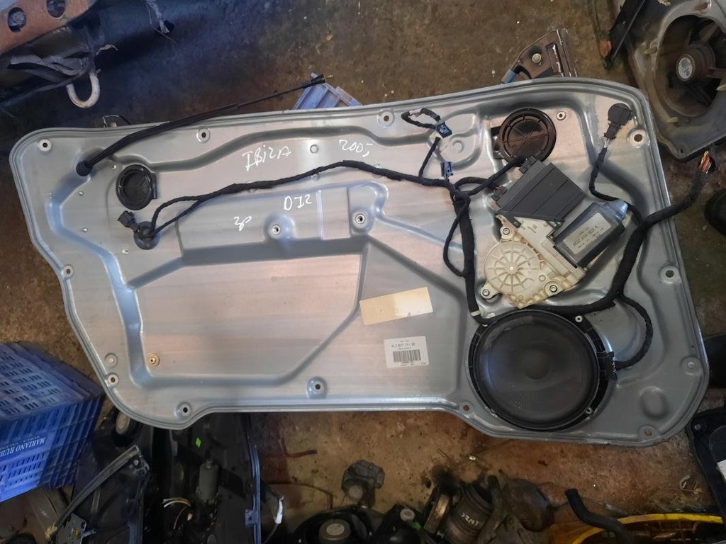 Elevalunas delantero izquierdo - Seat Ibiza III (1.2 12v (70cv)) (2005)