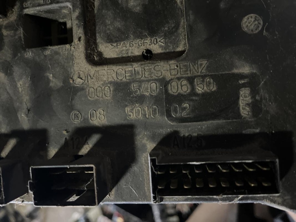 Caja de reles / fusibles - Mercedes Benz Vito (W638) (V 230 (143 cv)) (2000)