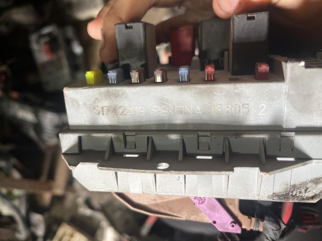 Caja de reles / fusibles - Alfa Romeo 147 (Version 2004) 3-Puertas (1.6 (120 cv))