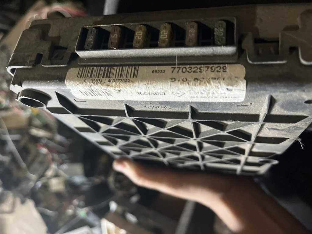 Caja de reles / fusibles - Renault Megane I (Fase II, 1999) (1.4i 16V (95 cv))