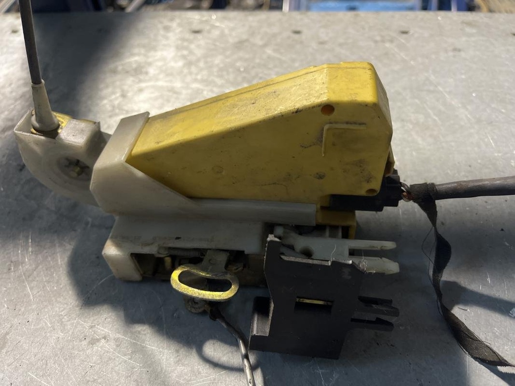 Cerradura puerta delantera derecha - Ford Mondeo I Hatchback (Versión 1996) (1.6 16V (95 cv))