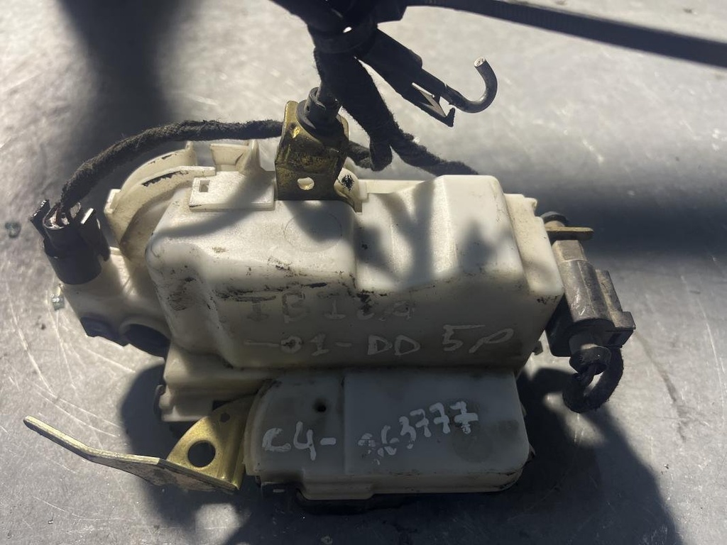 Cerradura puerta delantera derecha - Seat Ibiza II (Versión 1999) (1.4 16V (75 cv)) (2001)