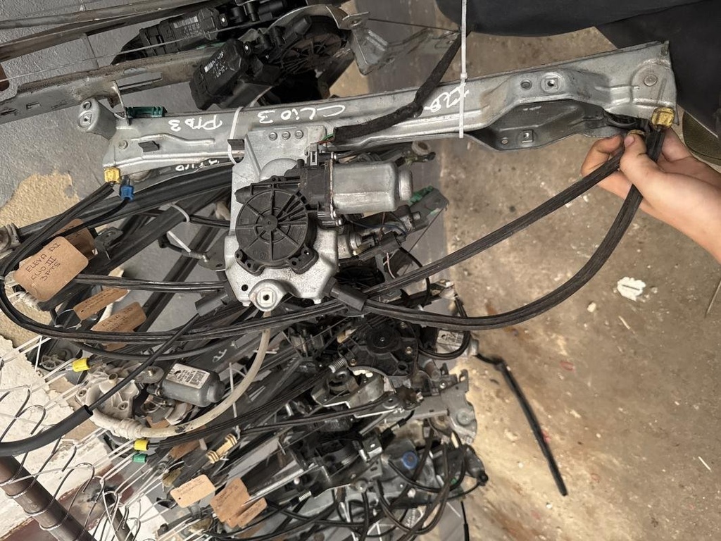Elevalunas delantero izquierdo - Renault Clio III (1.2i 16V (65 cv))