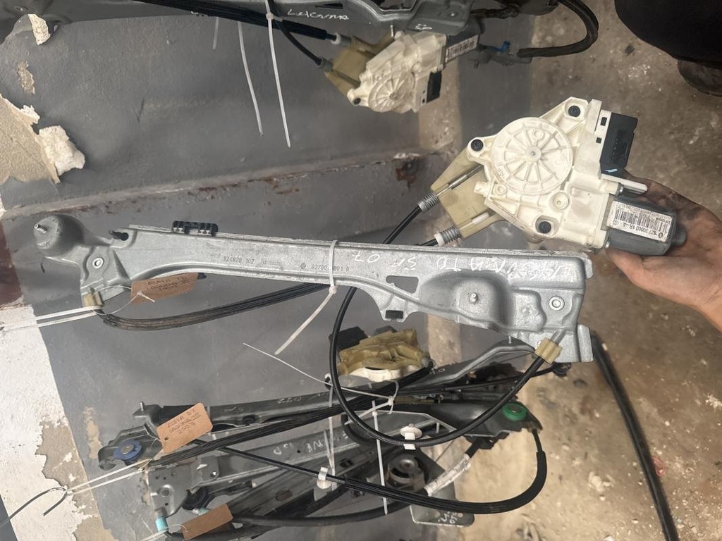 Elevalunas trasero derecho - Renault Laguna III (2.0 dCi FAP (150 cv))