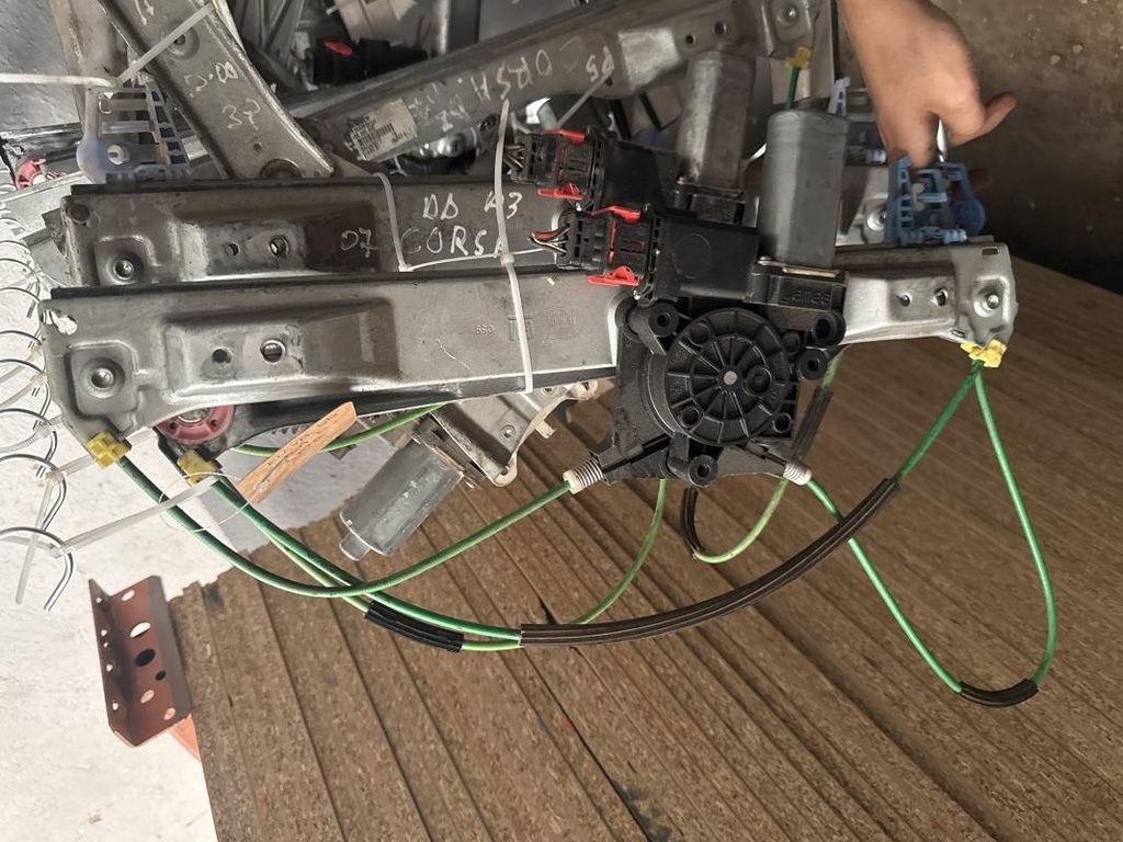 Elevalunas delantero derecho - Opel Corsa D (Versión 2011) 3-puertas (1.3 DTC (75 cv))