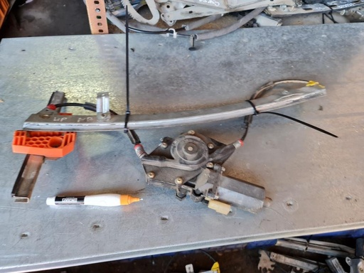 [1041153589247] Elevalunas delantero izquierdo - Ford Fiesta IV - V (1.4 i 16V (90 cv))