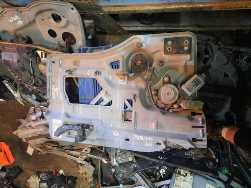 [1141347235654] Elevalunas trasero izquierdo - Hyundai Santa Fe I (2.0 CRDi 4WD (113 cv))