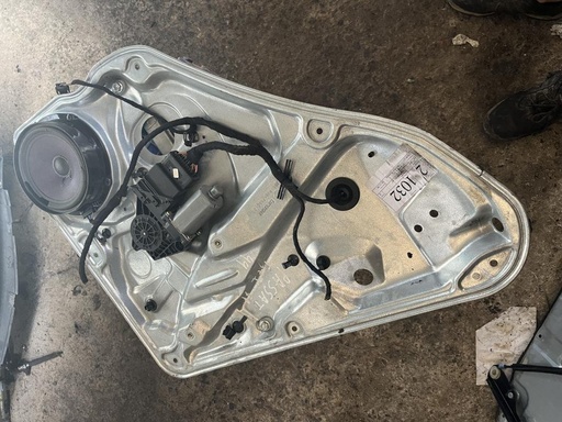 [6141638157125] Elevalunas trasero izquierdo - Volkswagen Passat (B5) (1.8 20V Syncro (125 cv)) (1999)