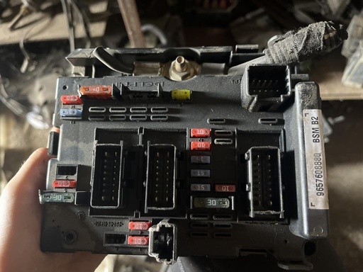 [9211147577436] Caja de reles / fusibles - Renault Megane II (1.5 dCi (101 cv) Automatico) (2005)