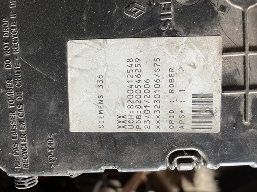 [9221002476066] Caja de reles / fusibles - Renault Megane II (1.9 dCi (115 cv)) (2005)